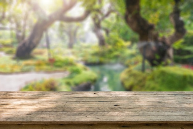 Mesa de madera vacía con fondo de estanque de jardín de parque de desenfoque abstracto