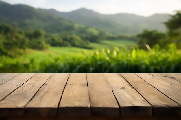 Mesa de madera vacía en un fondo de granja verde borroso