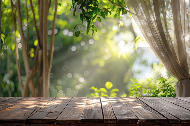 Mesa de madera vacía con fondo de jardín verde para la exhibición