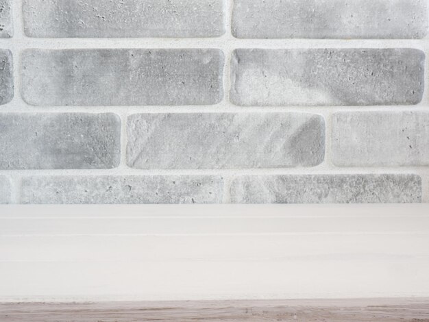 Foto mesa de madera vacía con fondo de ladrillo gris