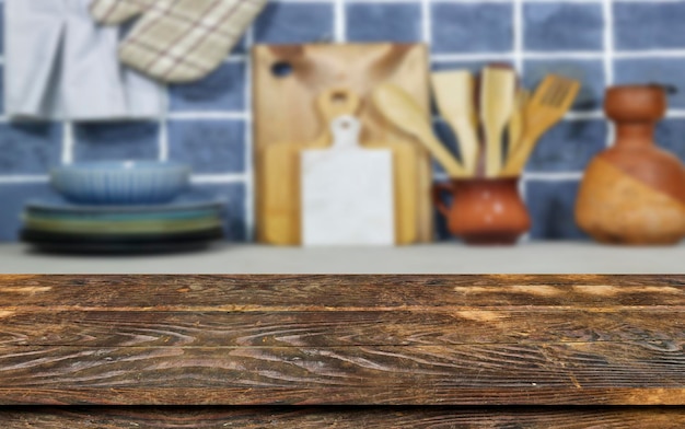 Mesa de madera vacía con fondo de utensilios de cocina Maqueta para exhibición o montaje de productBann