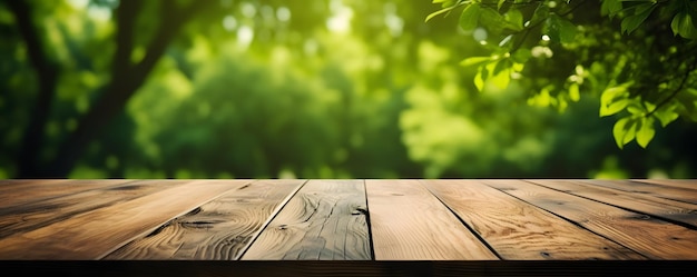 Mesa de madera vacía con fondo verde