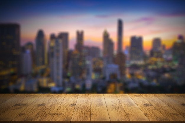 Foto mesa de madera vacía en frente con fondo borroso de vista a la ciudad.