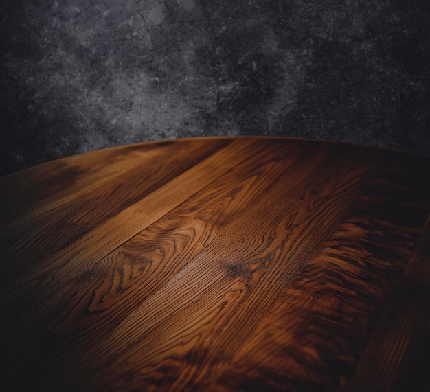 mesa de madera vacía con humo flotando en el fondo oscuro espacio vacío para mostrar sus productos