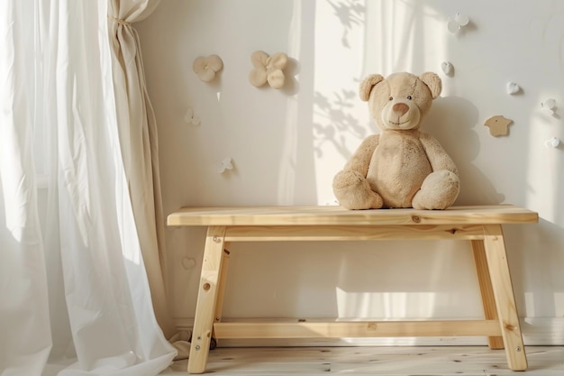 Mesa de madera vacía en el interior de la habitación del bebé