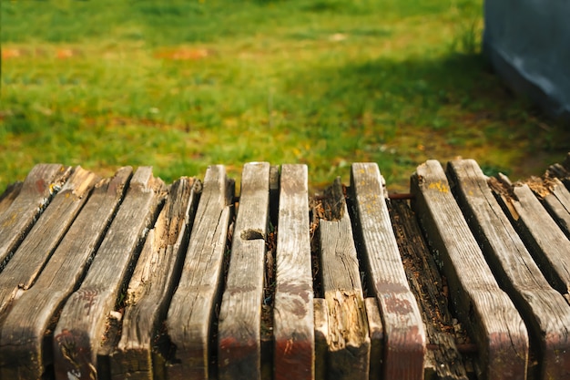 Mesa de madera vacía con jardín bokeh para un catering o comida con un tema al aire libre del país, maqueta de plantilla para mostrar el producto