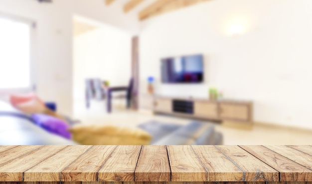 Mesa de madera vacía con jardín de lujo borroso con piscina en el fondo