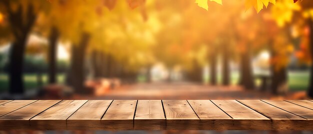 Mesa de madera vacía en el jardín del tiempo de otoño