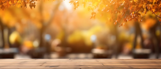 Mesa de madera vacía en el jardín del tiempo de otoño