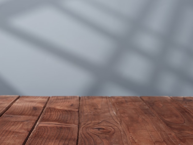 Mesa de madera vacía con luz de la ventana