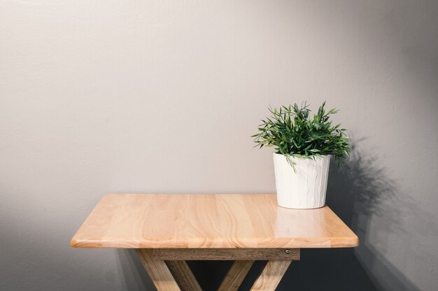 Mesa de madera vacía con maceta sobre fondo gris