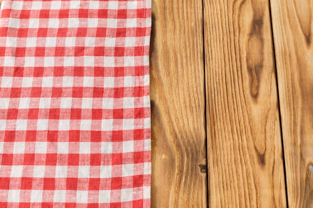 con mesa de madera vacía con mantel