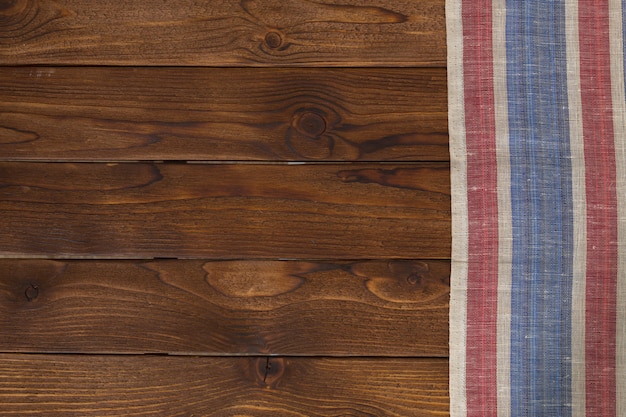 con mesa de madera vacía con mantel