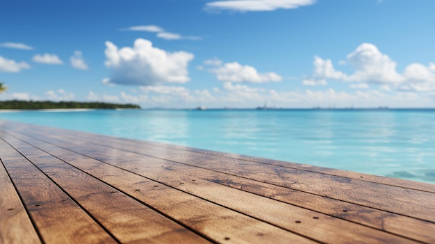 Mesa de madera vacía con un mar de verano y palmeras.