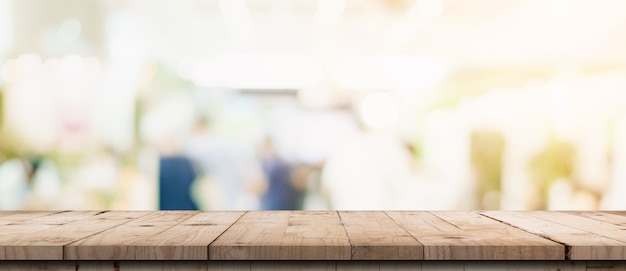 Mesa de madera vacía y mesa de luz borrosa en centro comercial con fondo bokeh. plantilla de visualización de productos.