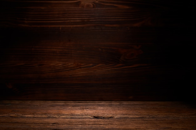 Foto mesa de madera vacía para montajes de exhibición de productos.