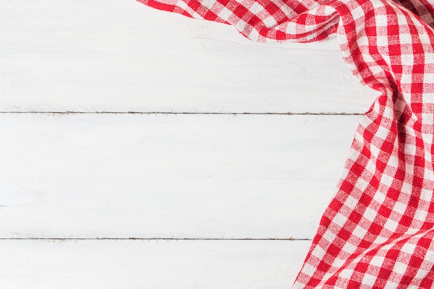 Mesa de madera vacía y paño rojo servilleta