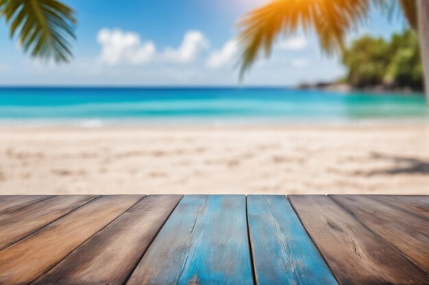 Foto mesa de madera vacía con playa borrosa y palmeras en el fondo