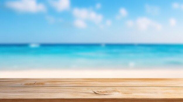 Mesa de madera vacía en una playa con un cielo azul de fondo