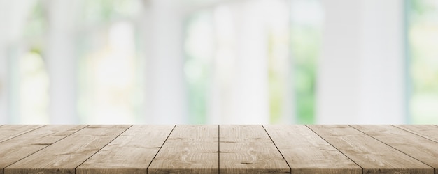 Mesa de madera vacía y restaurante interior de ventana de vidrio borroso