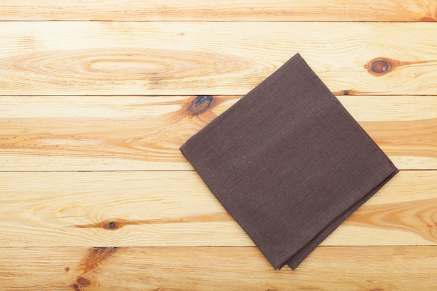 Foto mesa de madera vacía y servilleta de tela