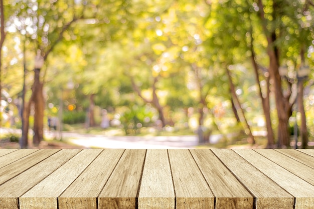 Mesa de madera vacía sobre fondo al aire libre del parque natural de desenfoque