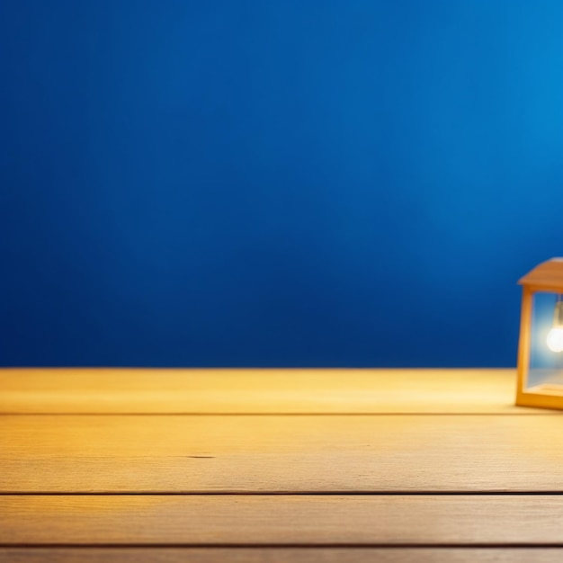 mesa de madera vacía sobre fondo azul