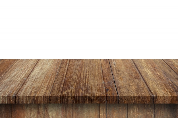 Mesa de madera vacía sobre fondo blanco aislado y montaje de pantalla con espacio de copia para producto.