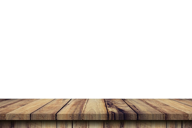 Mesa de madera vacía sobre fondo blanco aislado y montaje de pantalla con espacio de copia para el producto.