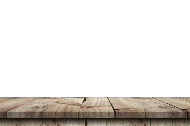 Mesa de madera vacía sobre fondo blanco aislado y montaje de pantalla con espacio de copia para el producto.