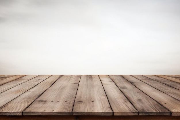 Mesa de madera vacía sobre fondo blanco utilizada para exhibir o montar la maqueta de sus productos