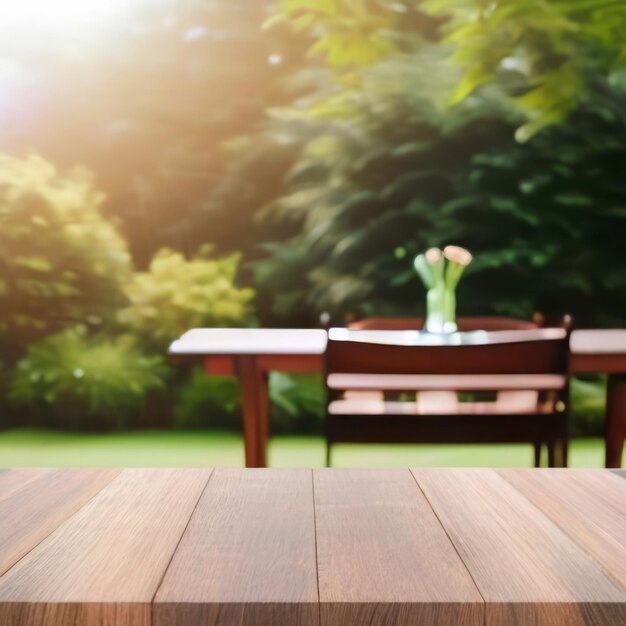 Mesa de madera vacía sobre un fondo borroso utilizada para la exhibición de productos