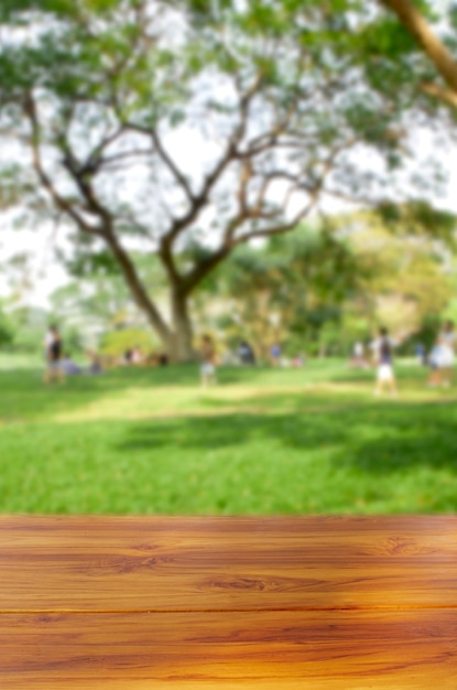 Foto mesa de madera vacía sobre fondo borroso