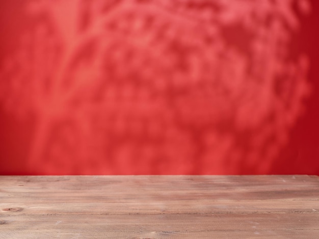 Mesa de madera vacía sobre fondo de pared roja