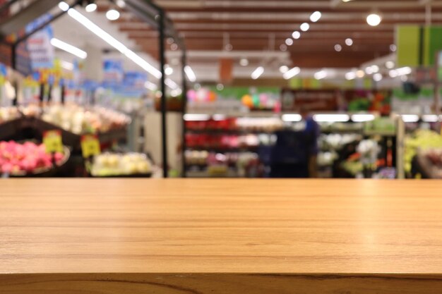 Mesa de madera vacía en una tienda de supermercado imagen borrosa de un centro comercial