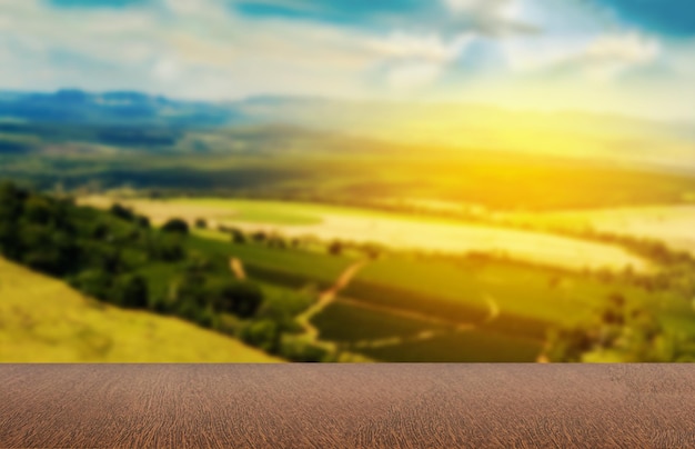 Mesa de madera vacía con vista a la plantación de café o escritorio de madera con fondo de granja Espacio para texto