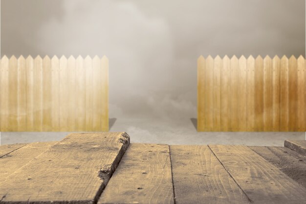 Mesa de madera con una valla sobre fondo de niebla espesa