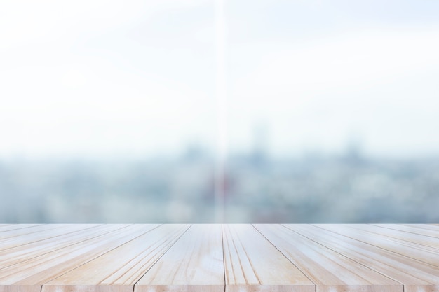 Mesa de madera en ventana brillante