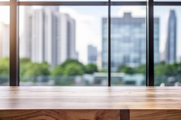 Mesa de madera en la ventana de vidrio blanco borroso fondo forma edificio de oficinas