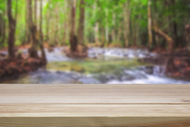 Una mesa de madera en un verde borroso