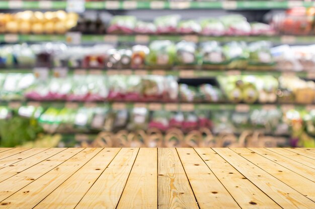 Foto mesa de madera con verduras en los estantes de las tiendas de comestibles fondo borroso