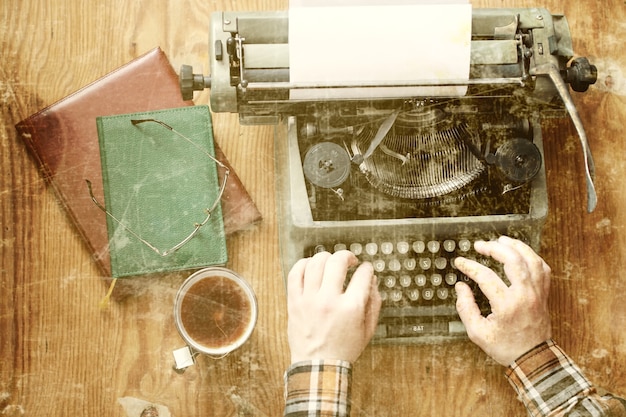 Foto mesa de madera vieja foto máquina de escribir mano retro