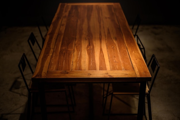 Mesa de madera vintage vacía en restaurante