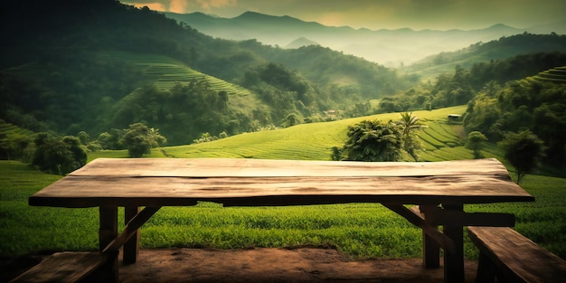 Mesa de madera con vistas al exuberante paisaje de campo verde