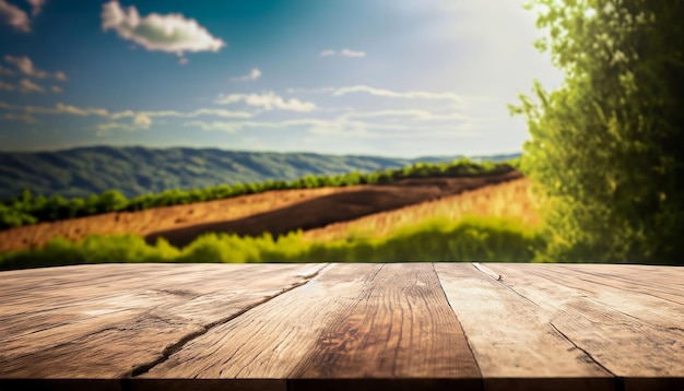 Una mesa de madera con vistas a un paisaje de fondo.