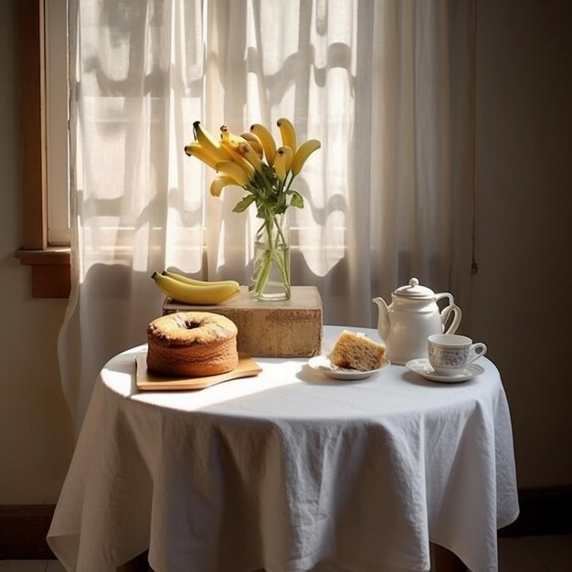 Una mesa con un mantel blanco y un jarrón de plátanos encima.