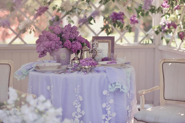 Una mesa con un mantel morado y flores.