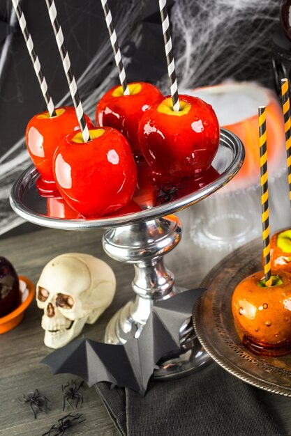 Mesa con manzanas de caramelo de colores para la fiesta de Halloween.