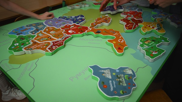 Una mesa con un mapa de la palabra francés