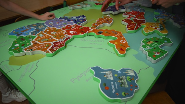 Foto una mesa con un mapa de la palabra francés